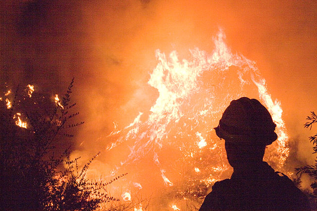 640px-FEMA_-_33390_-_Northern_California_fire_crews_work_into_the_night