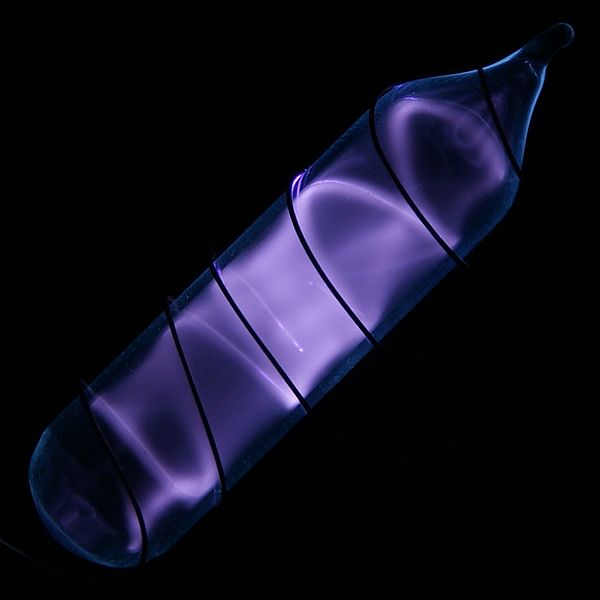 Una fiala di idrogeno molecolare ultrapuro (http://images-of-elements.com/hydrogen.php)