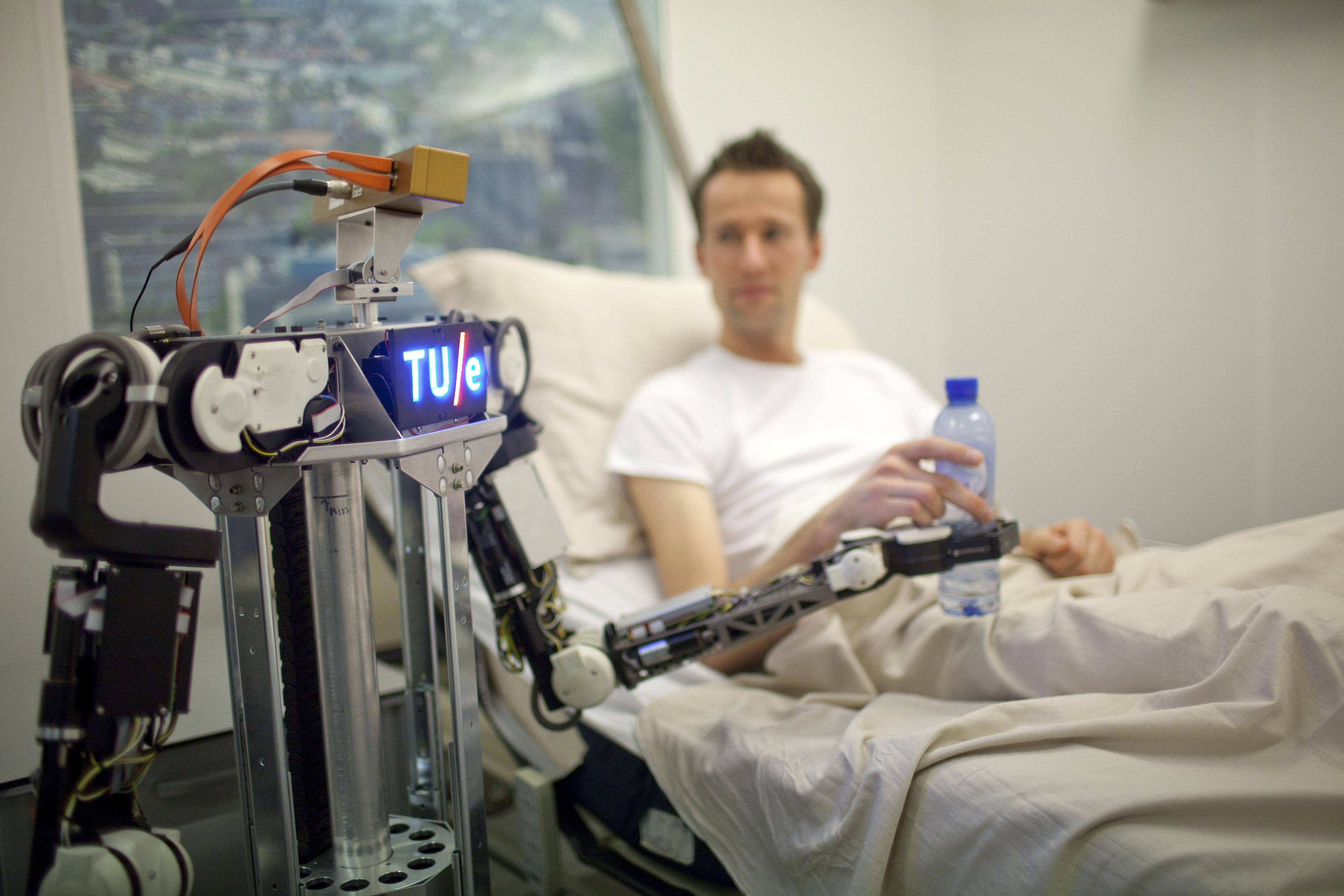 Un robot connesso a Roboearth serve da bere a un paziente. CREDITS: RoboEarth.org/TU Eindhoven. Photographer: Angeline Swinkels