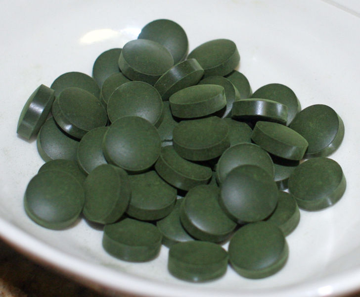 728px-Spirulina_tablets