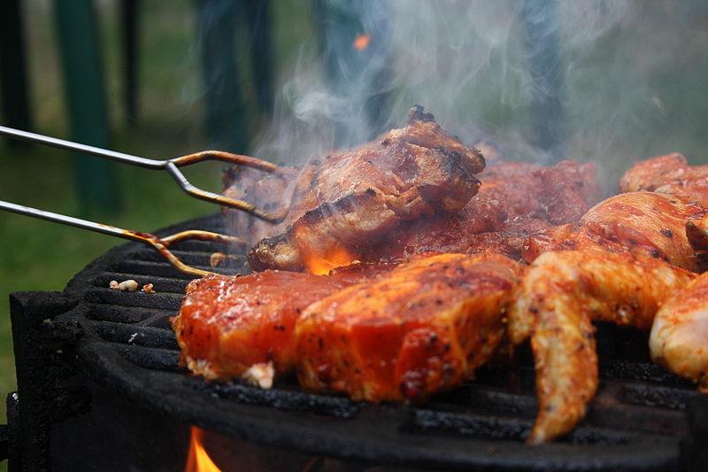 800px-Grilled_steaks_turned_by_grill_tongs_in_Czech_Republic