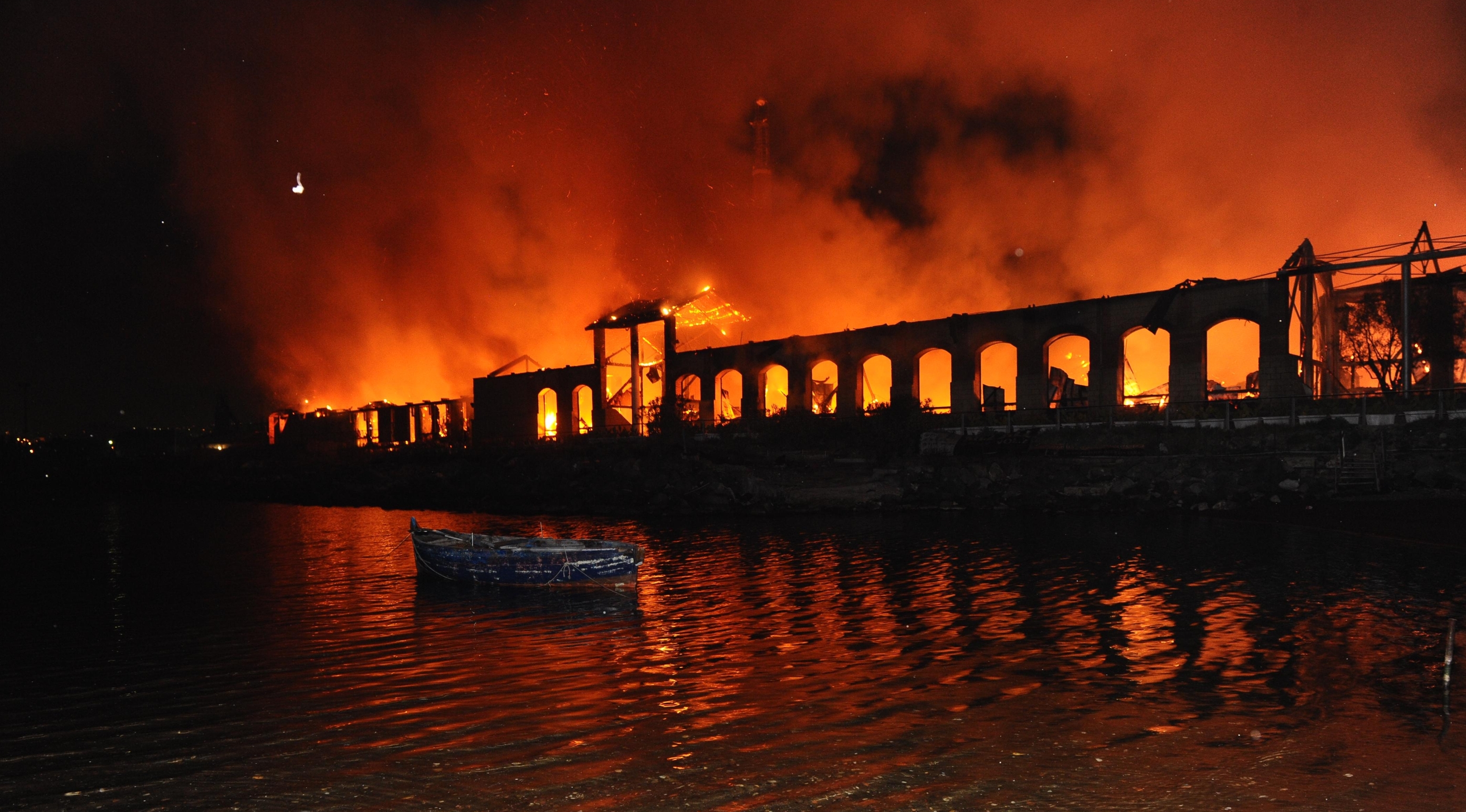 IN FIAMME 'CITTA' DELLA SCIENZA' NAPOLI, DANNI INGENTI
