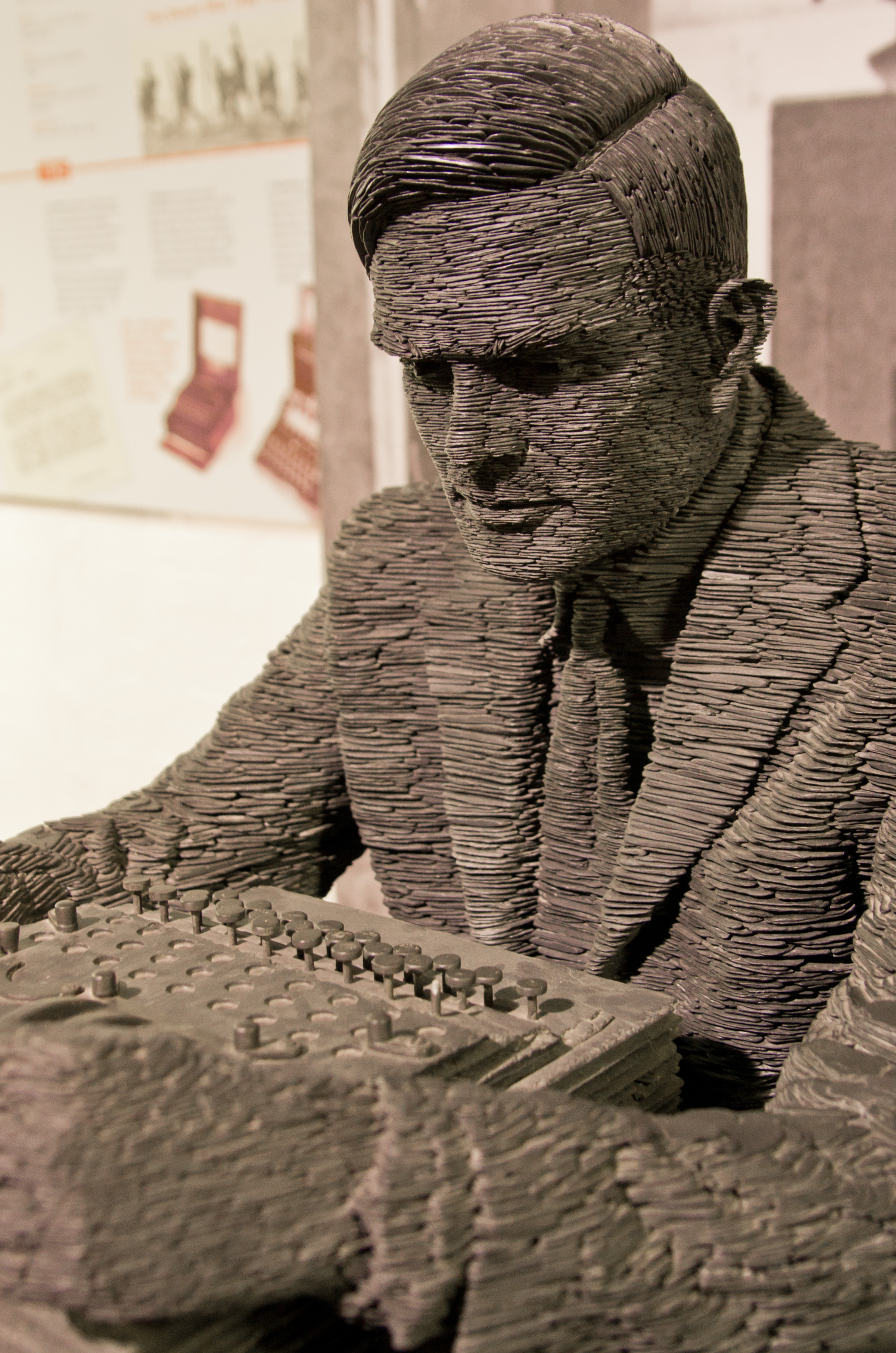 Turing-statue-Bletchley_07