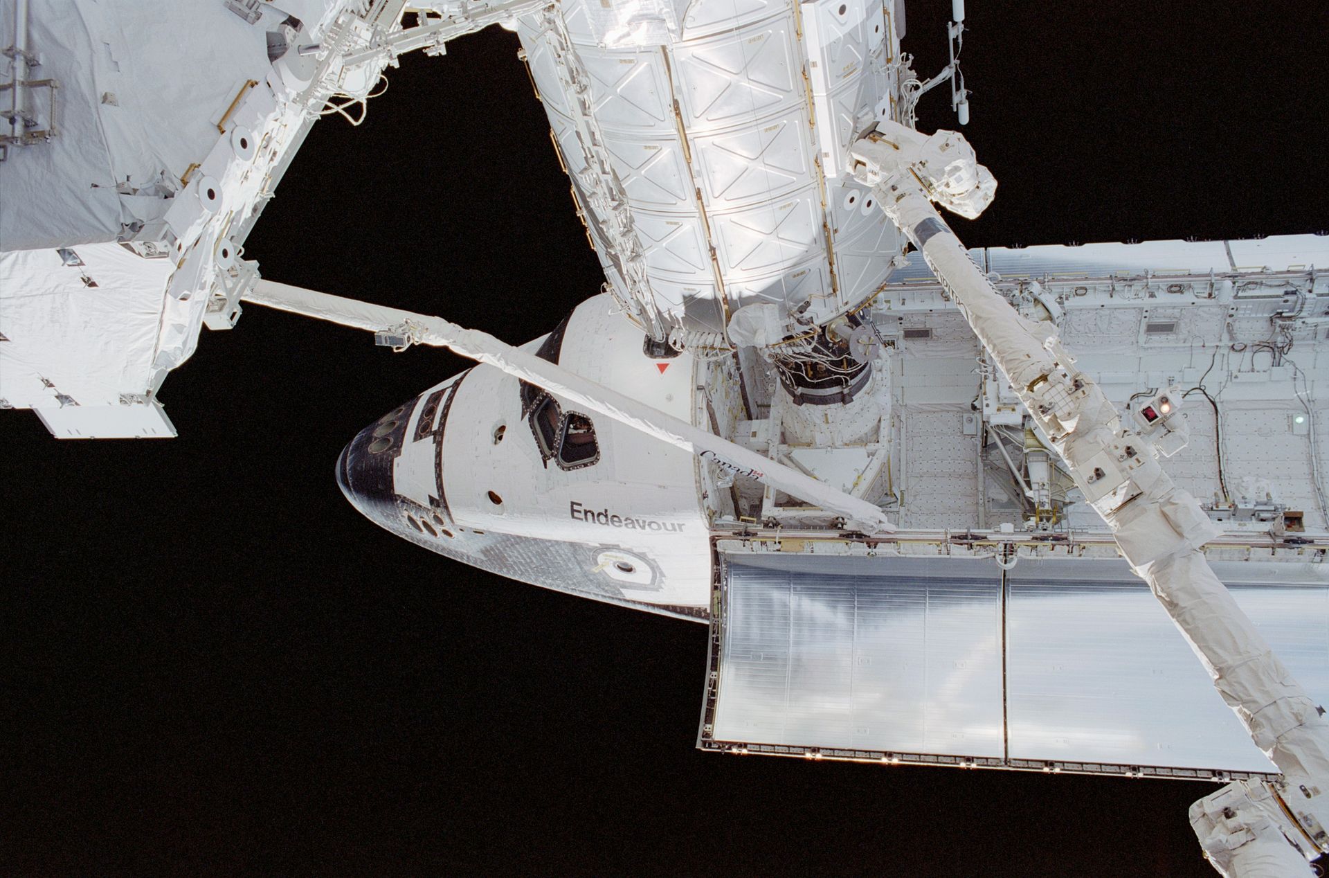 Shuttle_Endeavour_angedockt_an_der_ISS