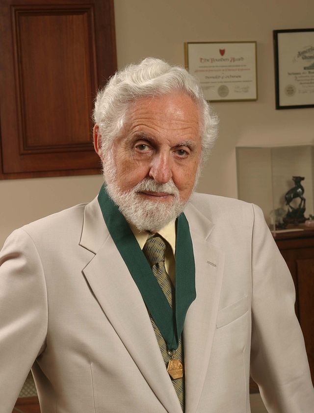 Carl_Djerassi_HD2004_AIC_Gold_Medal_crop