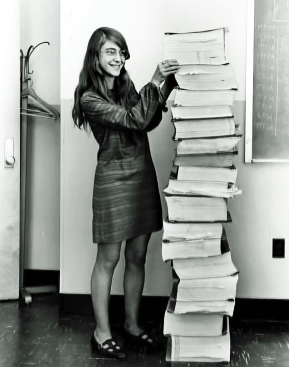 Margaret Hamilton a fianco del codice da lei scritto per il programma Apollo