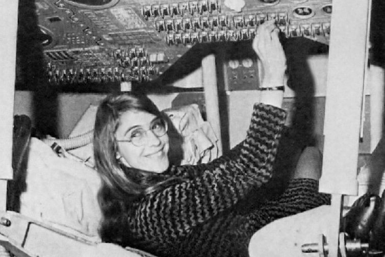 Margaret Hamilton all'interno del Modulo di Comando Apollo