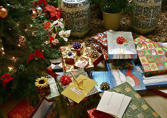 640px-Gifts_xmas