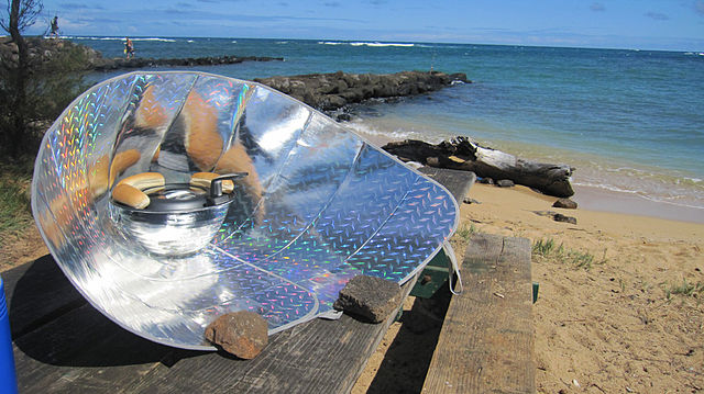 640px-Solar_funnel_cooker_with_hot_dogs