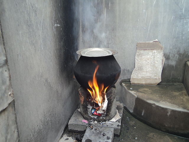 640px-Stove,waste_burning,rural,_pollution,Tamil_Nadu436