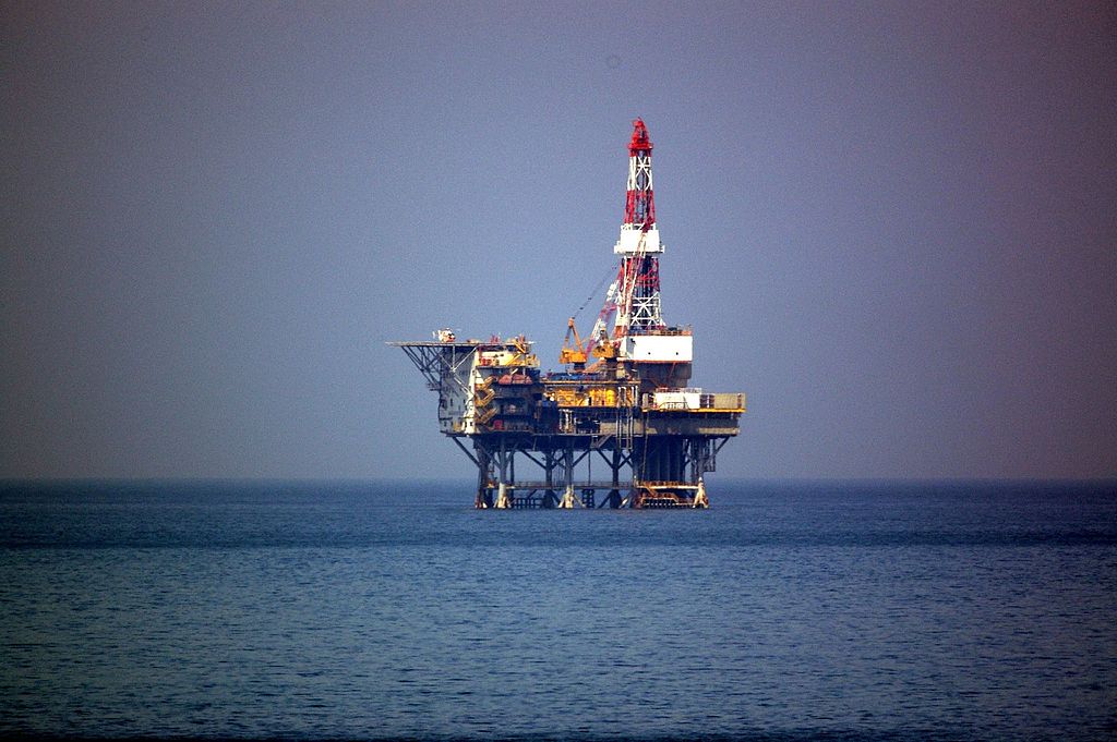 Iwafune-oki_oil_platform_in_Japan