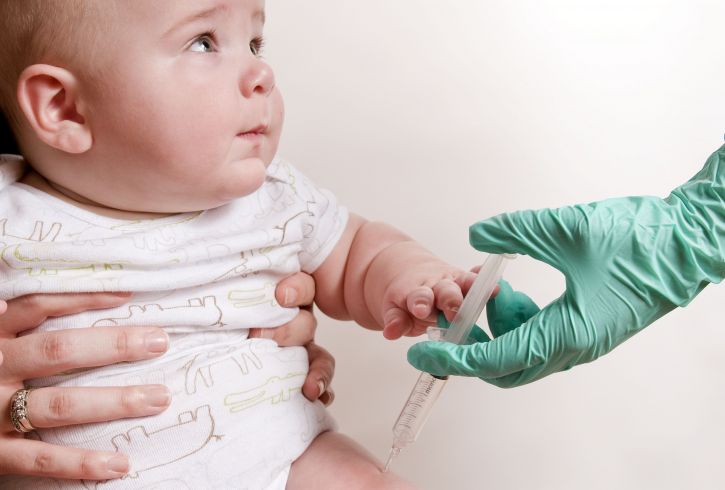baby-was-receiving-his-scheduled-vaccine-injection-in-his-right-thigh-muscle-ie-intramuscular-injection-725x490