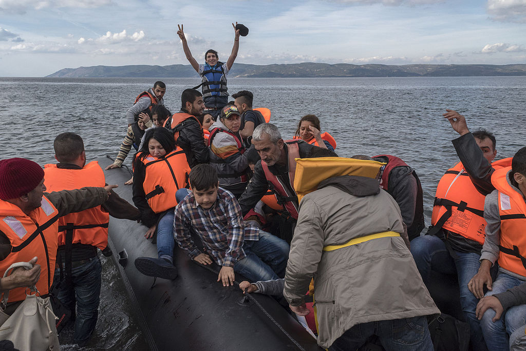 20151029_Inflatable_boat_with_Syrian_Refugees_Skala_Sykamias_Lesvos_Greece