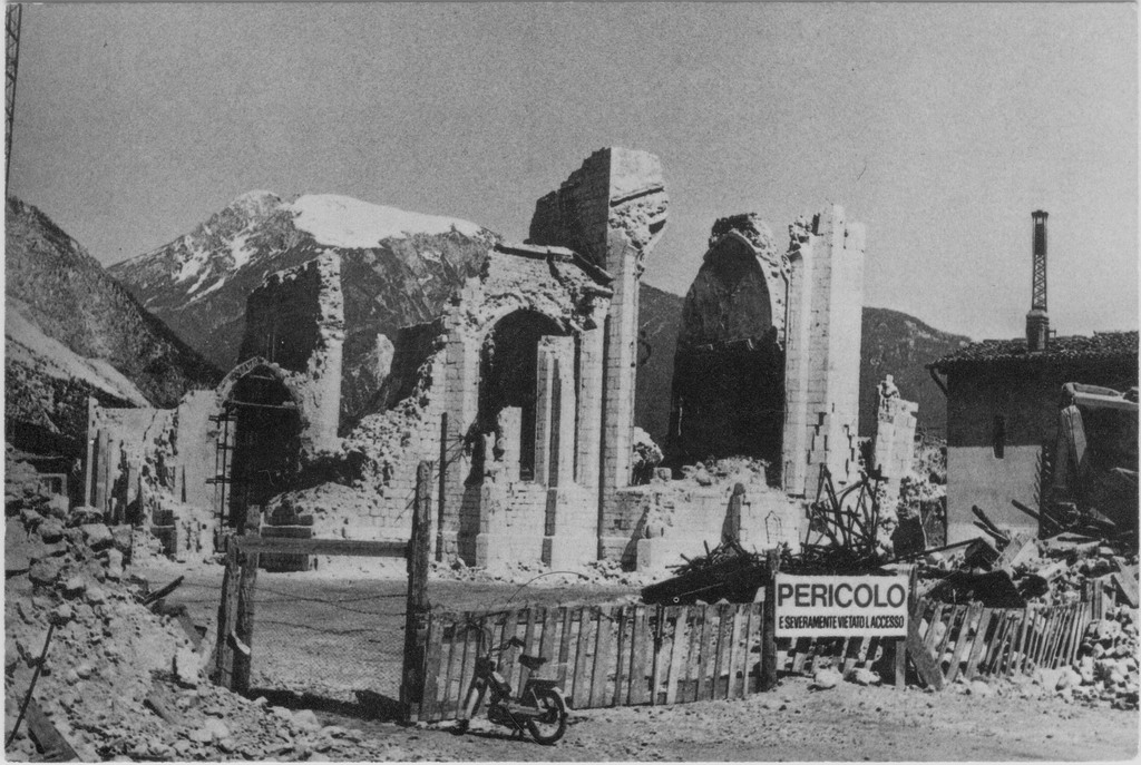 Venzone_-_Duomo_-_dopo_15_settembre_1976