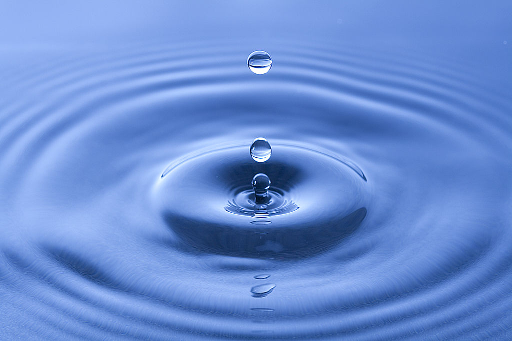 water_drop_impact_on_a_water-surface_-_5