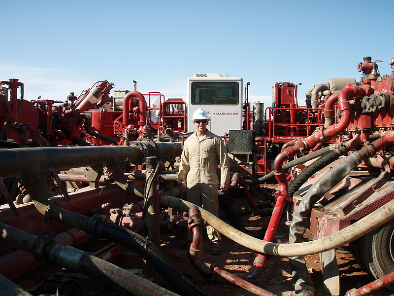 800px-process_of_mixing_water_with_fracking_fluids_to_be_injected_into_the_ground