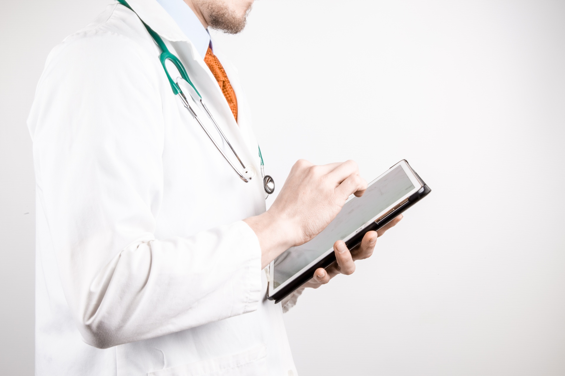 doctor-with-tablet-14619131467c0