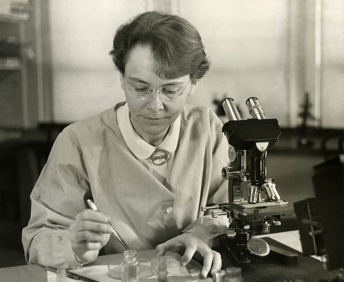 1100px-barbara_mcclintock_1902-1992_shown_in_her_laboratory_in_1947