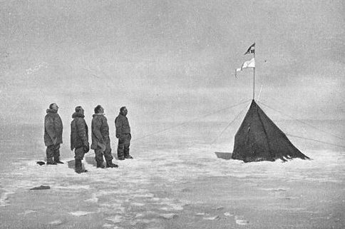La missione guidata da Roald Amudsen e la tenda eretta al Polo Sud il 16 dicembre 1911 (Fonte: Wikimedia Commons)